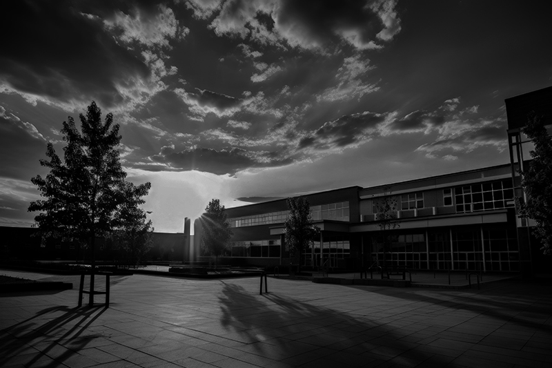 Modernes Schulgebäude mit Vorplatz bei Sonnenuntergang – Symbolbild für Referenzkunden der ISL GmbH aus der Bildungbranche