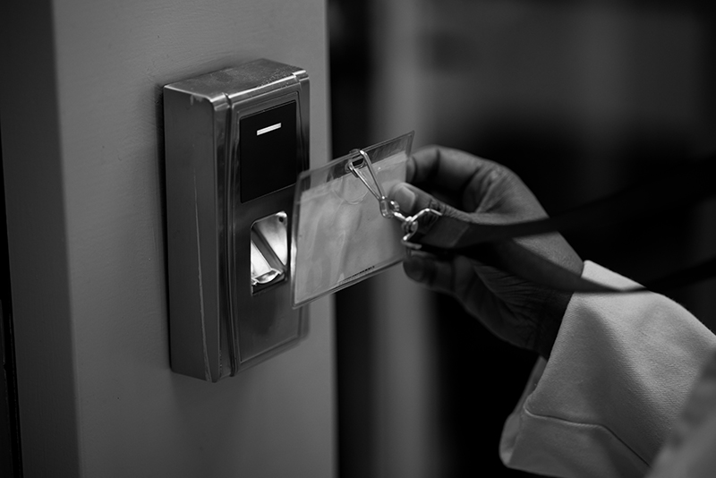 Person nutzt Zugangskarte an elektronischem Zutrittskontrollsystem – Symbolbild für Sicherheitstechnik und Zugangskontrolle